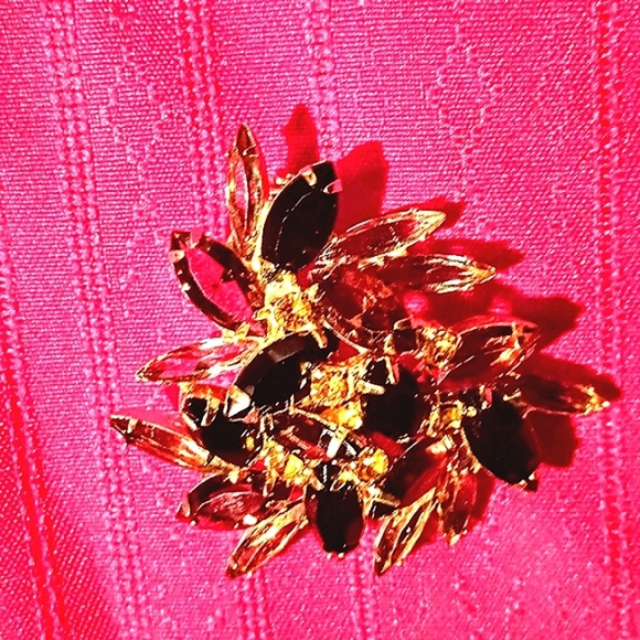 Black,Amber,and Tigers eye inspired beautifully cut crystal Brooch - Picture 5 of 5